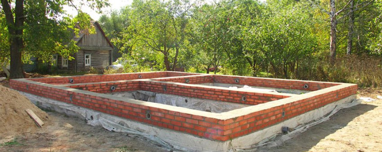Строительство фундамента под деревянные каменки и цемент